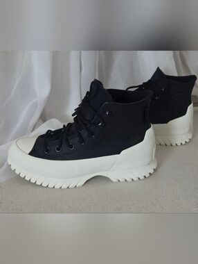 Converse Chuck Taylor Lugged Winter 2.0 High Leather Sneaker Boots.